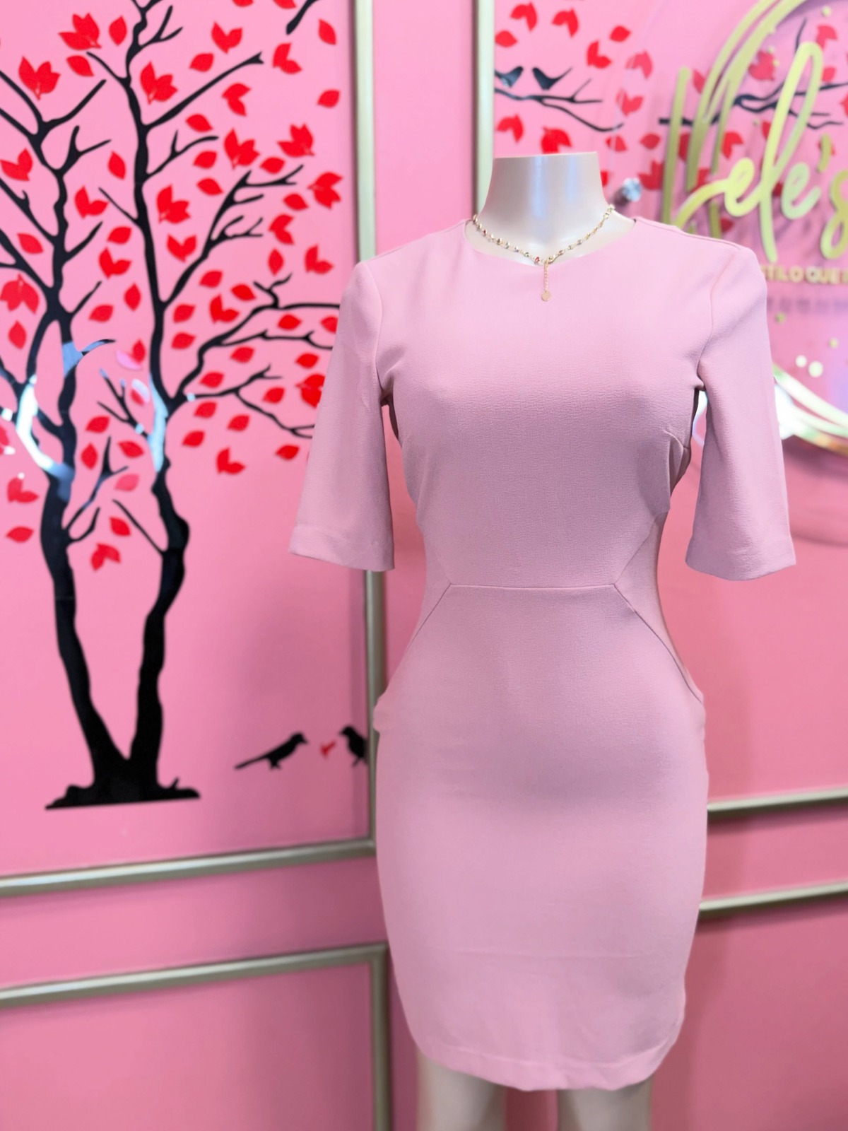 Vestido tubo rosa de manga corta y corte entallado