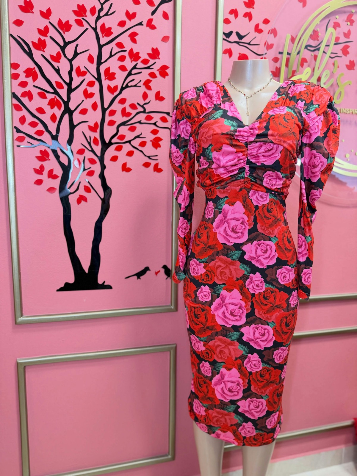 Vestido de manga larga con estampado de rosas rojas y rosadas sobre fondo negro