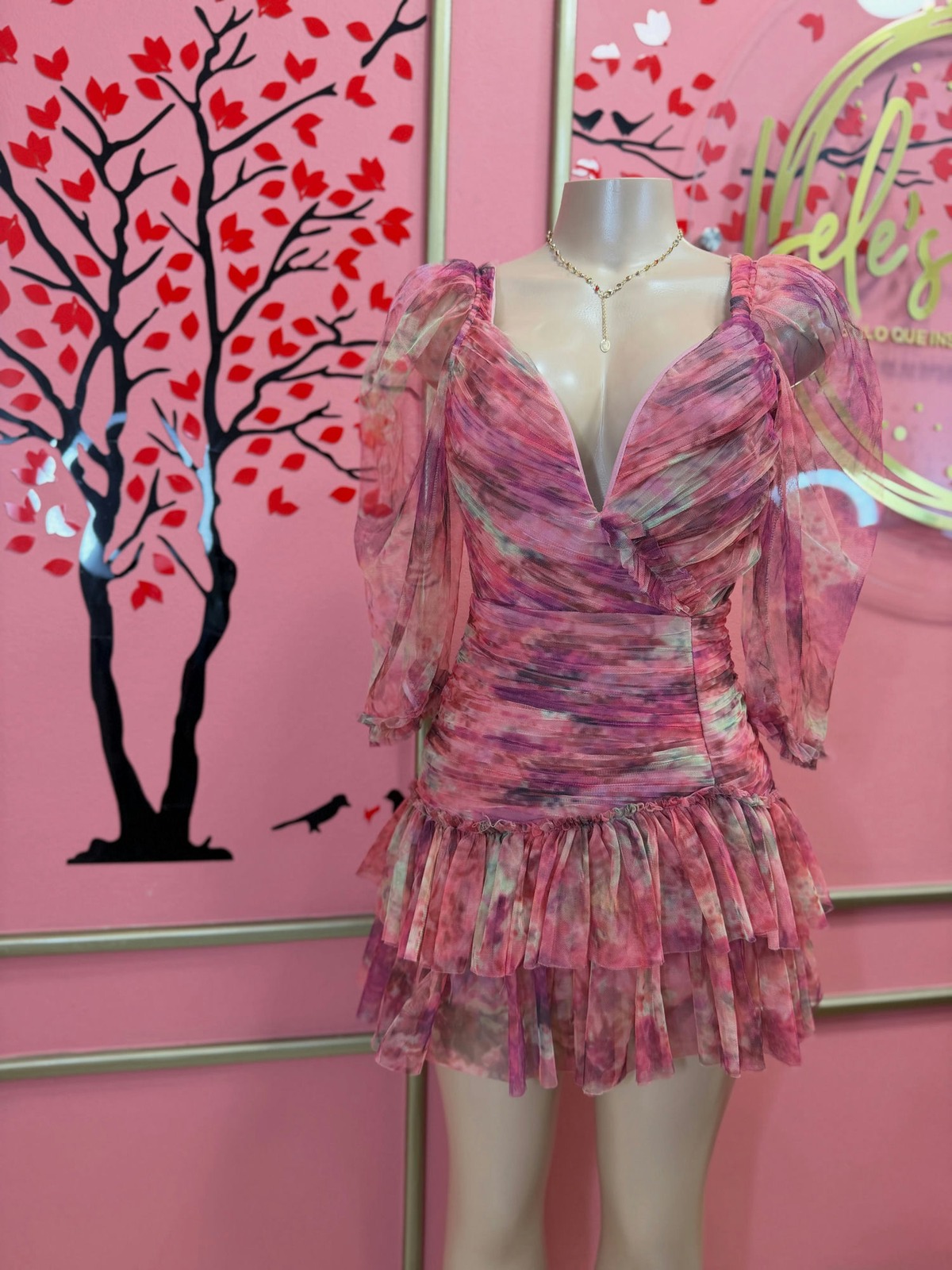 Vestido corto de chiffon estampado en rosa y morado con volantes